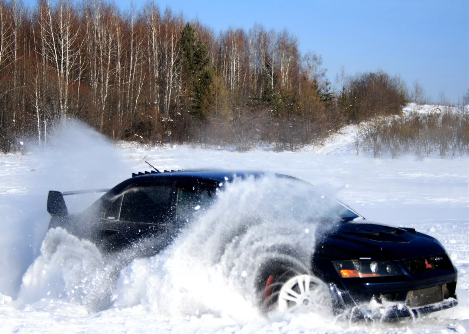 Полный привод зимой. Субару Форестер зимний дрифт. Машина в снегу. Машина в сугробе. Дрифт зимой.