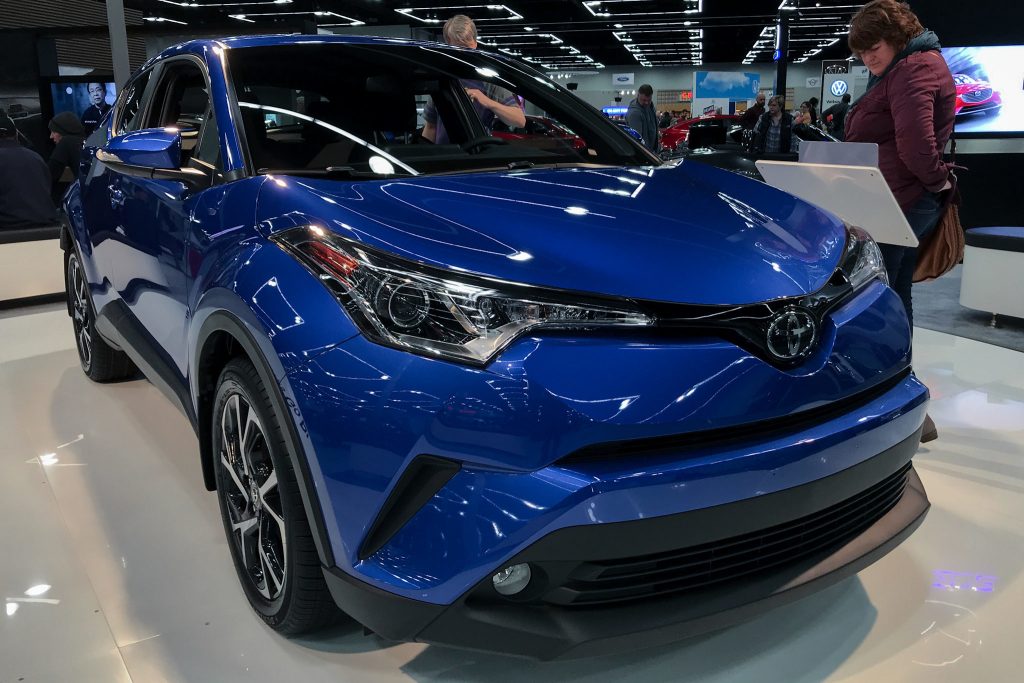 Обзор автомобиля Toyota C-HR (Hybrid) 2020 года