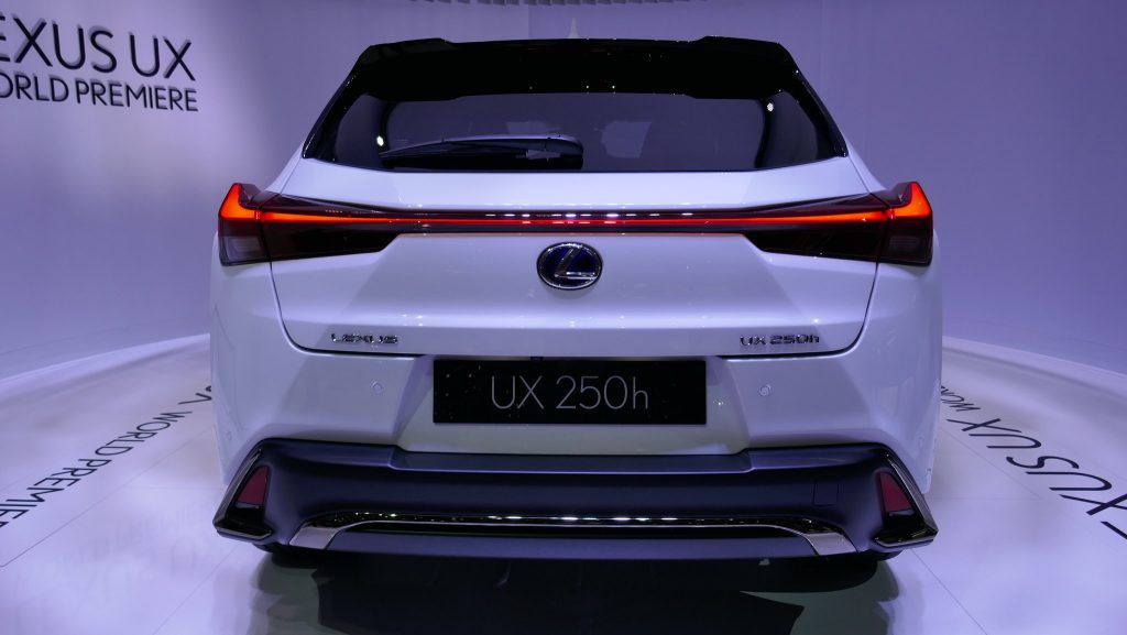 Lexus UX – обзор автомобиля
