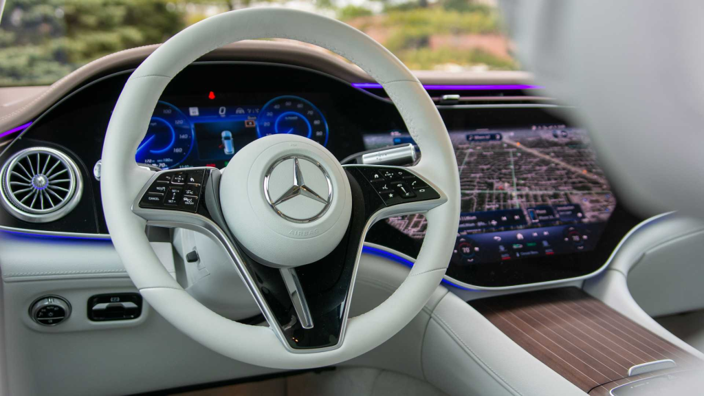 Обзор внедорожника Mercedes-Benz EQS 2023 года