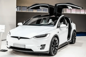 Является ли Tesla автомобильным брендом премиум-класса?