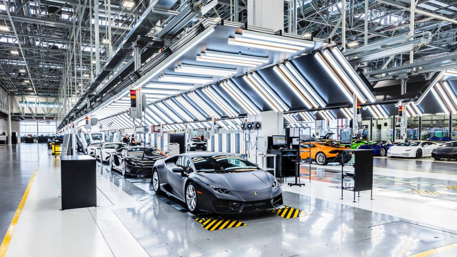 Car factory. Lamborghini Factory. Завод Ламборгини в Италии. Автозавод Ламборгини. Конвейер Ламборгини.