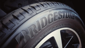 Bridgestone выращивает каучук для использования в шинах.