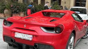 Турист на Ferrari оштрафован за езду по площади