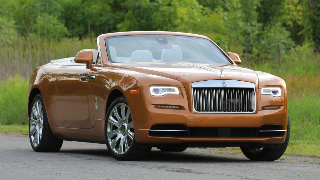 Женщина разбила Rolls-Royce Dawn.