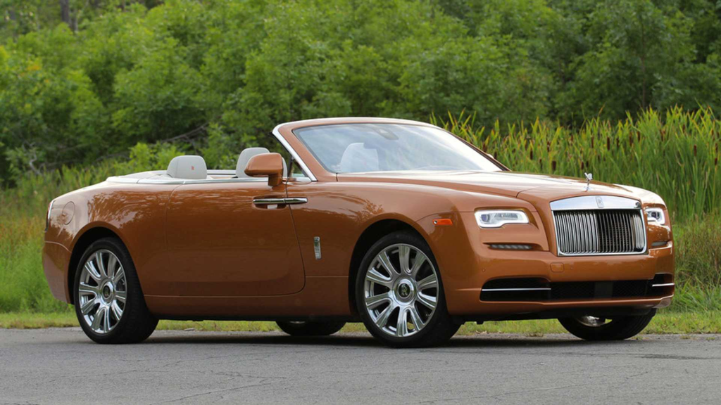 Женщина разбила Rolls-Royce Dawn.