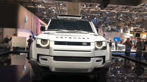 Land Rover Defender конкурирует с чешским автомобилем