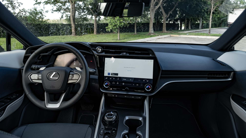 Lexus RZ 2023 года: Красивый, но с недостатками