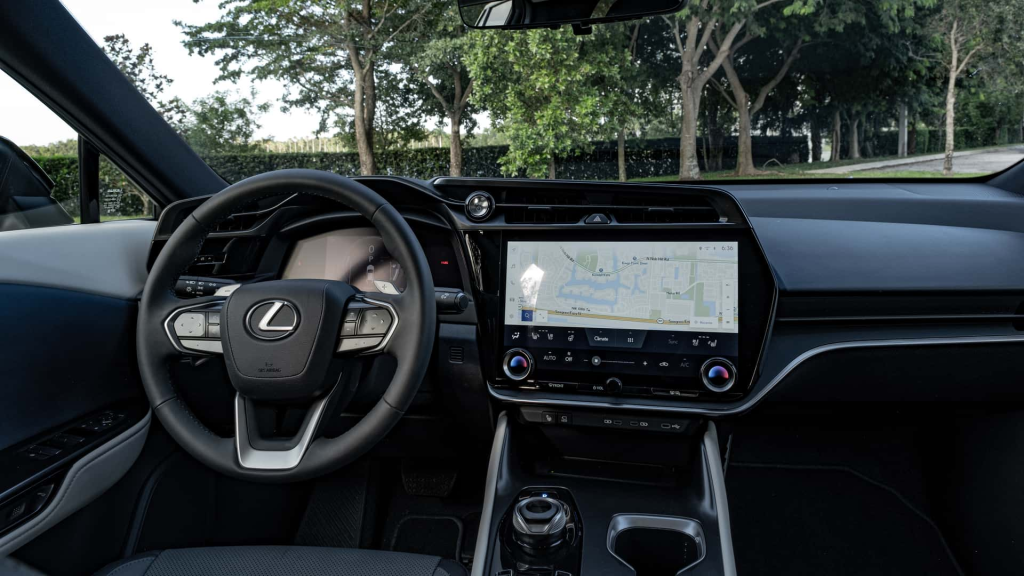 Lexus RZ 2023 года: Красивый, но с недостатками