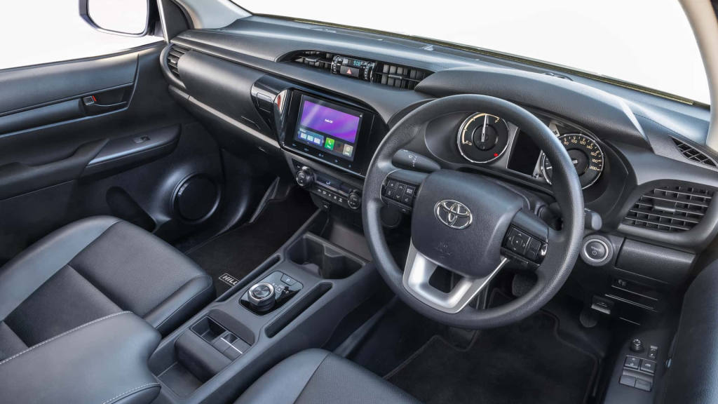 Toyota шагает в будущее: электрические пикапы в такси.